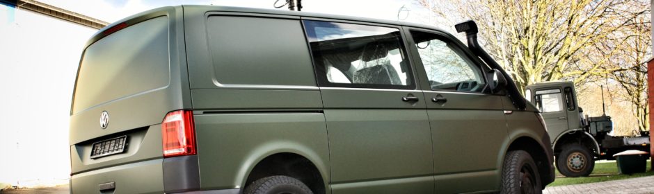 Volkswagen Transporter in mattem Dunkelgrün mit Antenne und zusätzlichem Lufteinlass