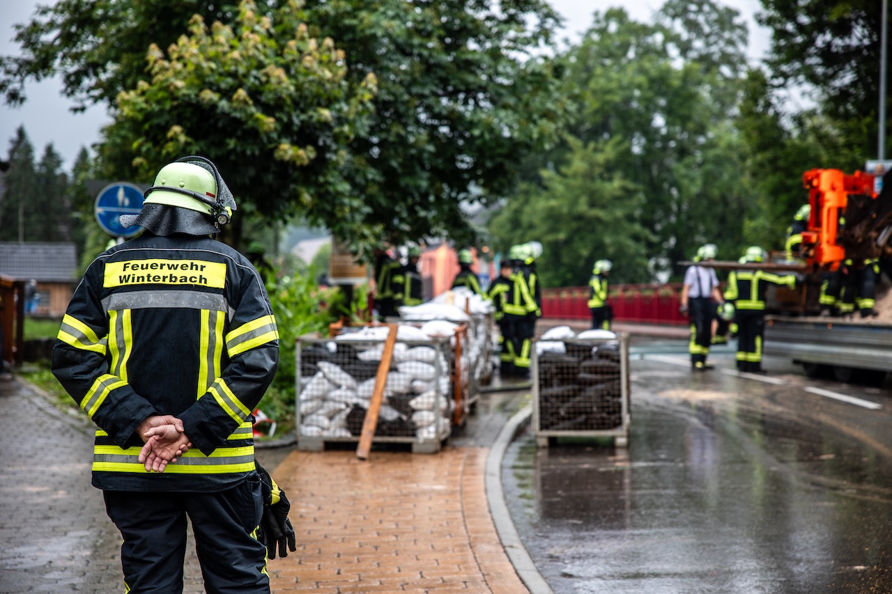 Feuerwehr im Einsatz durch Hochwasser in Winterbach am Gleisdorfer Platz im Remstal (Rems-Murr-Kreis)